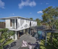 Villa Issi, Villa extérieur